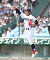 　３回、江坂の好返球で得点を許さず笑顔を見せる織田（撮影・中田匡峻）