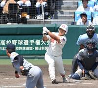 　７回、適時打を放つ智弁和歌山・荒井（撮影・高部洋祐）