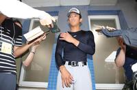 練習を終え、記者に囲まれる横浜・織田翔希（撮影・坂部計介）