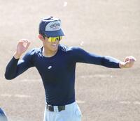 明るい表情で練習に臨む横浜・織田翔希（撮影・坂部計介）