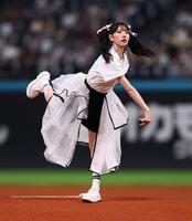 ファーストピッチセレモニーで投球するファントムシータ・美雨（撮影・中島達哉）