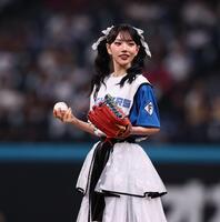ファーストピッチセレモニーに登場したファントムシータ・美雨（撮影・中島達哉）