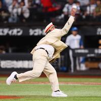 始球式を務める日本ハム・藤森海斗の父の藤森塁さん（撮影・中島達哉）