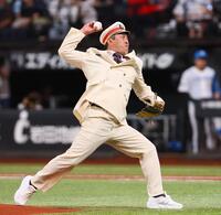 始球式を務める日本ハム・藤森海斗の父の藤森塁さん（撮影・中島達哉）