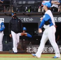 ５回、細野（右）の交代を告げる新庄監督（撮影・中島達哉）