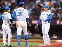 ５回途中で降板する日本ハム・細野晴希（右）＝撮影・中島達哉