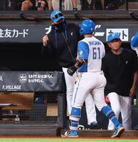 ５回、３ランを放った今川（６１）を迎える新庄監督（中央）＝撮影・中島達哉