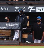 ６回、清宮幸がけん制タッチアウトになり、厳しい表情の新庄監督（中央）＝撮影・中島達哉