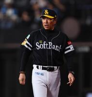 ７回、山本祐の見逃し三振の判定にベンチから出る小久保監督（撮影・中島達哉）