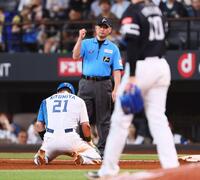 ６回、打者・有薗の時にけん制タッチアウトになる一走・清宮幸（撮影・中島達哉）