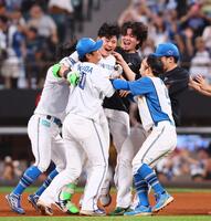 １０回、サヨナラ打を放ち、ナインから手荒く祝福される清宮幸（中央）＝撮影・中島達哉
