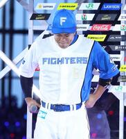 お立ち台で感極まる今川（撮影・中島達哉）