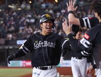 ４回、３ランを放ち、ナインに迎えられる広瀬（撮影・中島達哉）