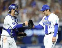 ５回を投げ終え、古市（左）とグラブタッチする東（撮影・伊藤笙子）