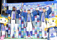 お立ち台でタオルを掲げる（左から）エンカーナシオン、東、古市（撮影・伊藤笙子）