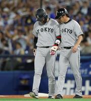 ９回、遊ゴロに倒れ、足を気にしながらベンチへ下がる坂本（左）＝撮影・伊藤笙子