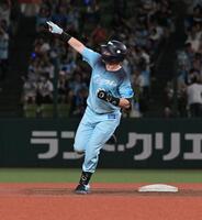 ９回、同点に追いつく中越え本塁打を放ちスタンドの声援に応えるネビン（撮影・持木克友）
