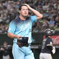 ４回、ピンチを連続の空振り三振に仕留めた渡辺（撮影・持木克友）