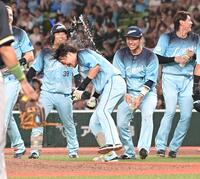 ９回サヨナラヒットを放ち手荒い祝福を受ける源田（撮影・持木克友）