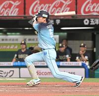 ９回、サヨナラの中前適時打を放つ源田（撮影・持木克友）