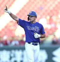 １回、先制となる適時打を放ち、ポーズをとるボスラー（撮影・北村雅宏）