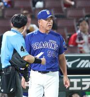６回の攻撃を終え、選手交代を告げる井上監督（撮影・北村雅宏）