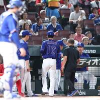 ６回途中、ケガの手当てのためベンチに下がる桜井（１６）＝撮影・北村雅宏