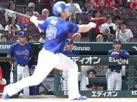 中日最終打者・阿部（手前）の空振り三振を見る井上監督（中央）＝撮影・北村雅宏