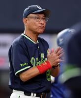 １０回、選手交代を告げベンチに戻る池山監督（撮影・山口登）