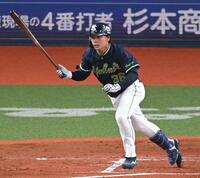 ２回、右前打を放つ西村（撮影・飯室逸平）