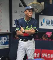 ベンチから戦況を見守る池山監督（撮影・飯室逸平）