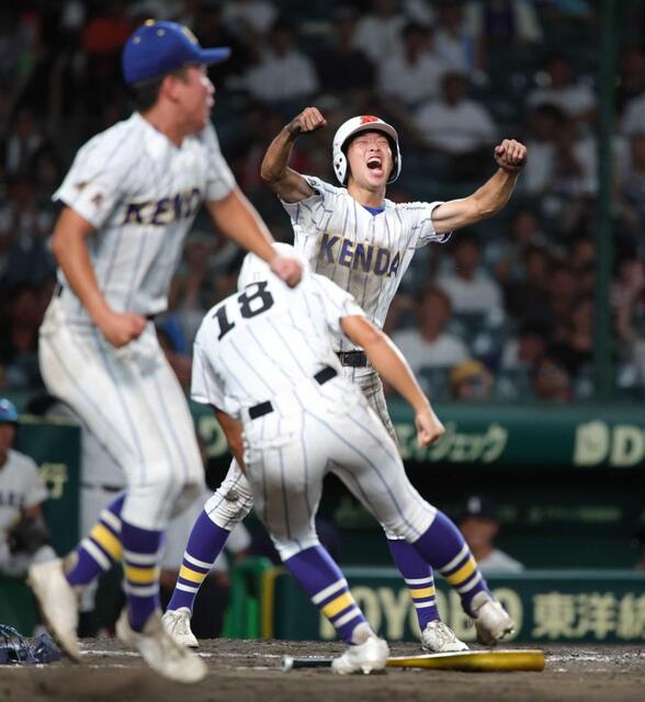 　１０回、内野安打で健大高崎・藤村が生還（撮影・坂部計介）