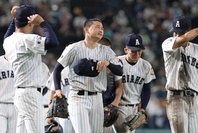 　健大高崎に敗れ、涙を流す有明・斉藤（左）