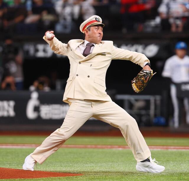 日本ハム戦士の父、始球式で快速球！