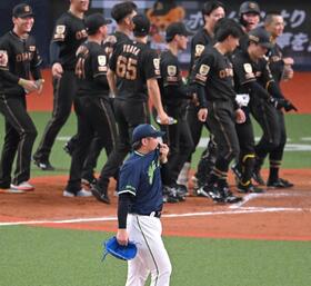 ９回、サヨナラ本塁打を許し、ぼうぜんとベンチへ戻る清水（撮影・飯室逸平）