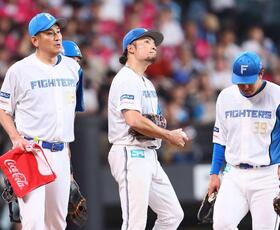 　３回、失点に厳しい表情の伊藤（中央）＝撮影・中島達哉