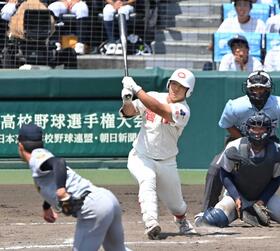 　７回、適時打を放つ智弁和歌山・荒井（撮影・高部洋祐）
