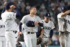 　健大高崎に敗れ、涙を流す有明・斉藤（左）