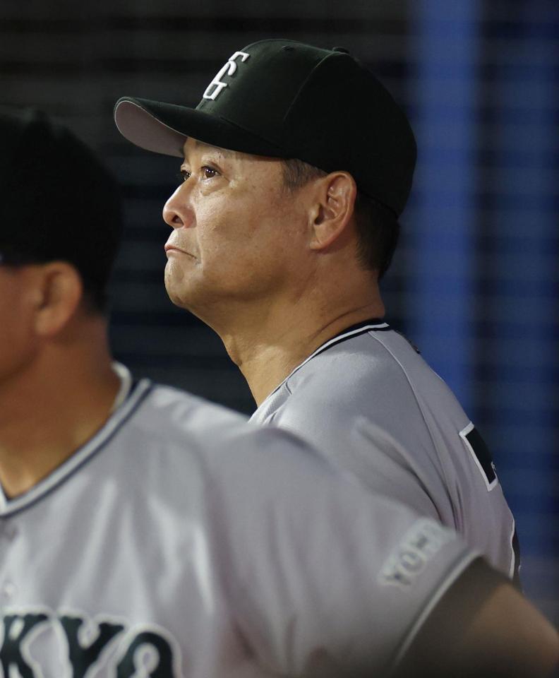 ５回、試合を見つめる橋上監督代行（撮影・伊藤笙子）