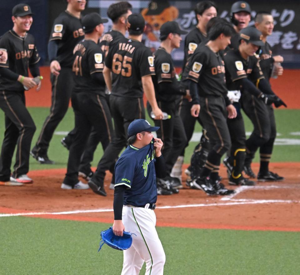 ９回、サヨナラ本塁打を許し、ぼうぜんとベンチへ戻る清水（撮影・飯室逸平）