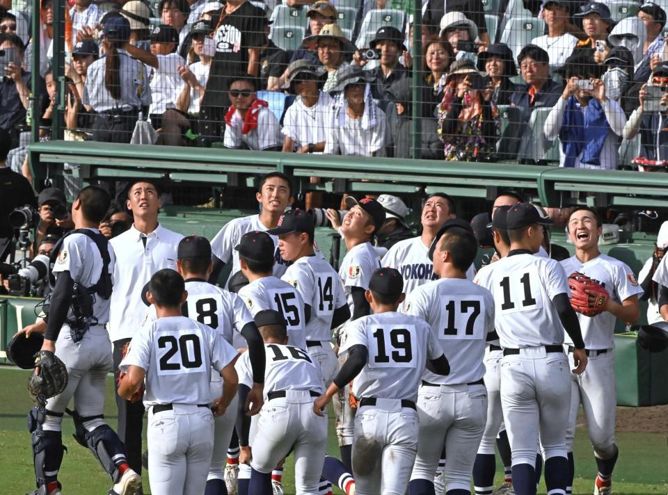 　花巻東に勝利し、天に向かって笑顔を見せる織田（奥左から２人目）、村田監督ら横浜ナイン（撮影・高部洋祐）