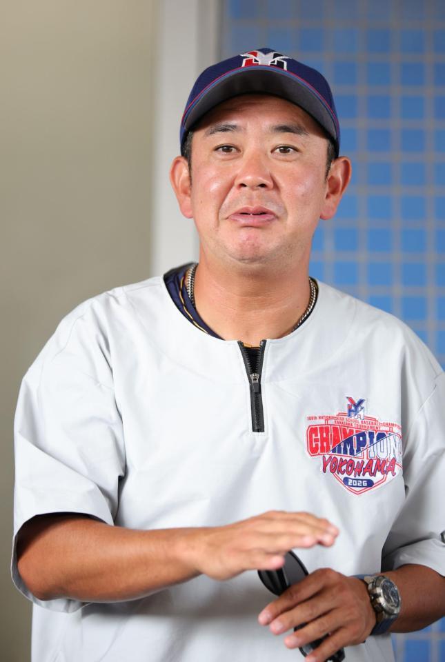 練習後、記者の質問に答える横浜・村田浩明監督（撮影・坂部計介）