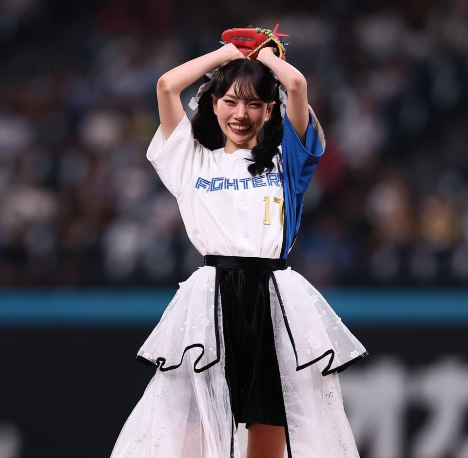 ファーストピッチセレモニーで投球し、頭を抱えるファントムシータ・美雨（撮影・中島達哉）
