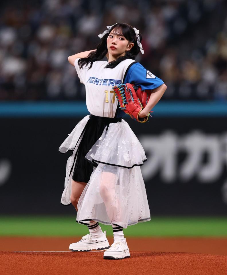 ファーストピッチセレモニーで投球するファントムシータ・美雨（撮影・中島達哉）
