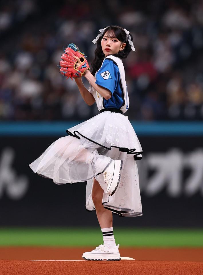 ファーストピッチセレモニーで投球するファントムシータ・美雨（撮影・中島達哉）