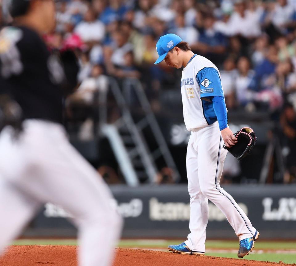 ４回、広瀬（左）に３ランを浴び、ぼうぜんとする細野（撮影・中島達哉）