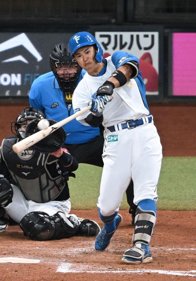 ５回、左越えへ３点本塁打を放つ代打・今川