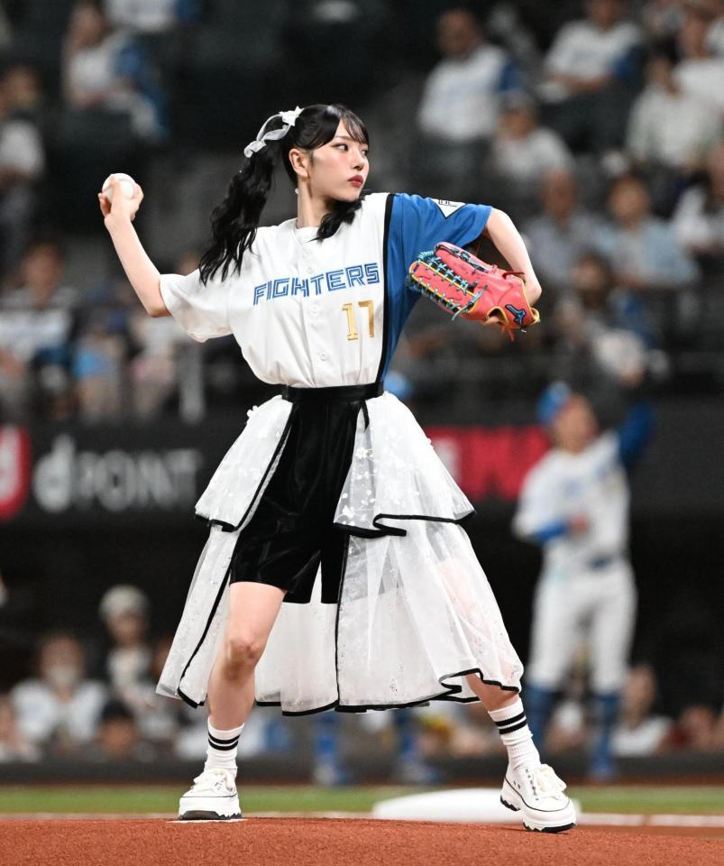 ファーストピッチを務めたファントムシータ・美雨