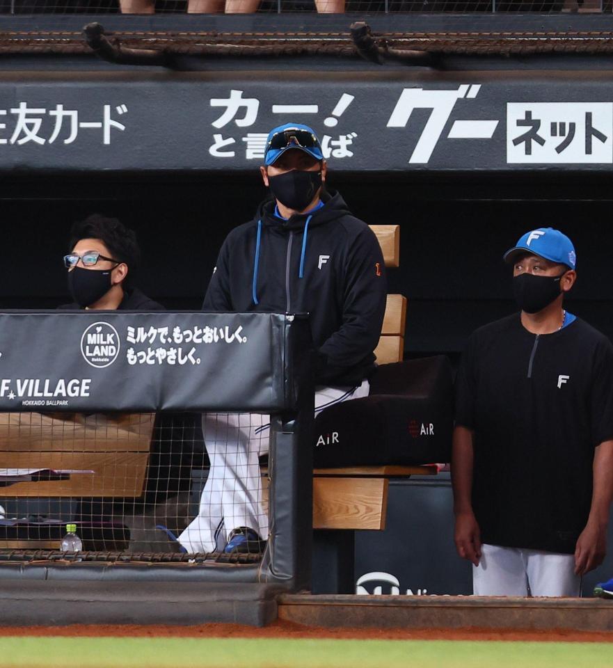 ６回、清宮幸がけん制タッチアウトになり、厳しい表情の新庄監督（中央）＝撮影・中島達哉