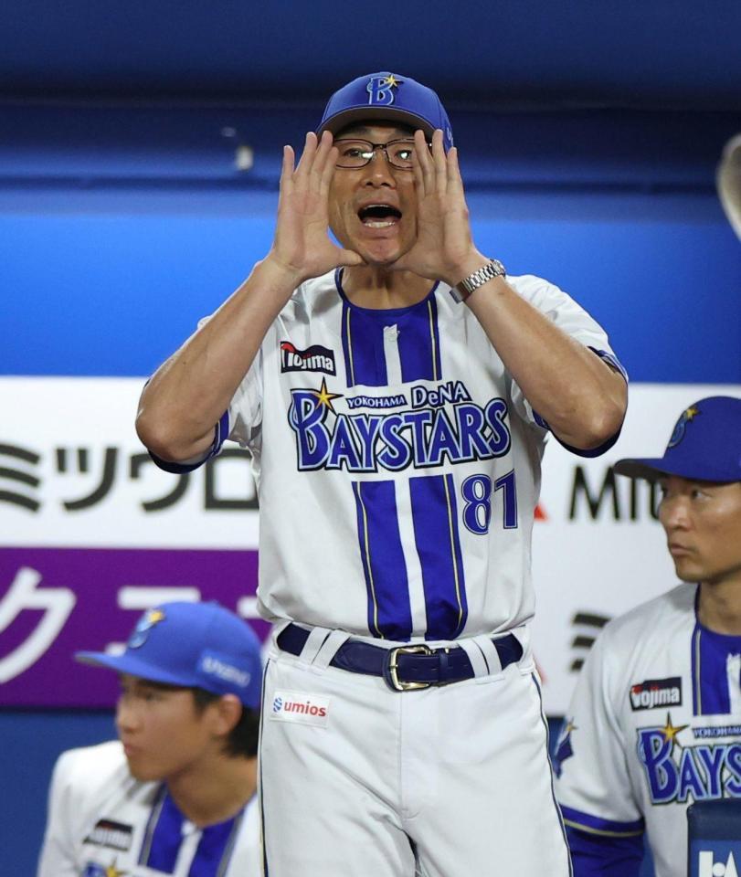 ７回、代打を送ろうと球審を呼ぶも、中々気づいてもらえない相川監督（撮影・伊藤笙子）